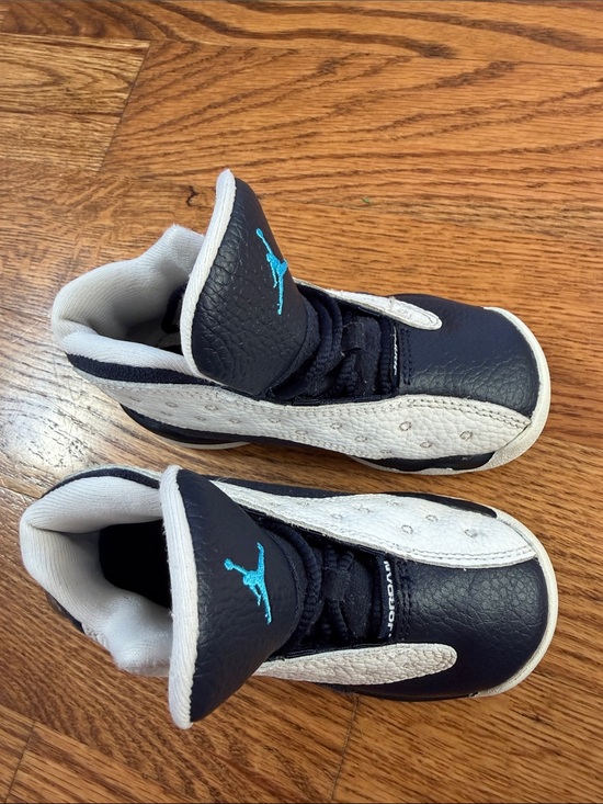 Kids Jordan 13 Retro Obsidian Powder Blue/White Sneakers. Size 8C.